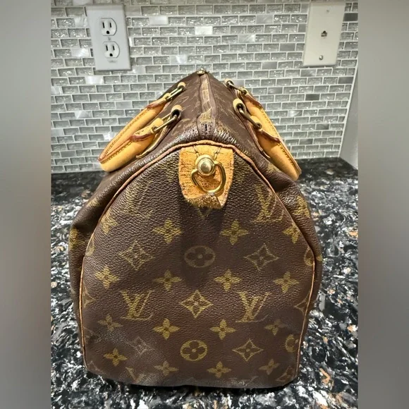 LOUIS VUITTON Speedy 30
Monogram Satchel with COA - Picture 8 of 15